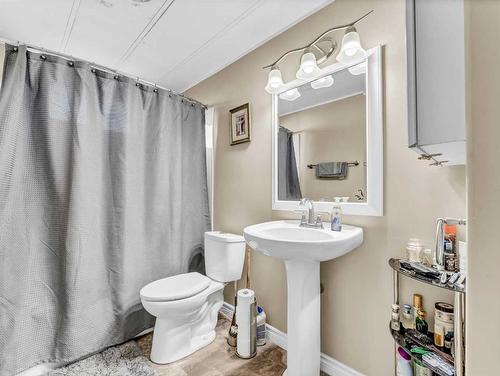 421 4 Street, Suffield, AB - Indoor Photo Showing Bathroom