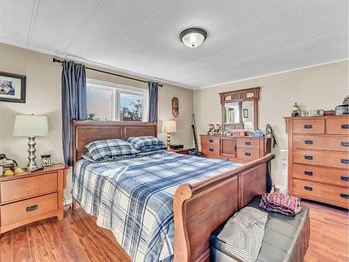 421 4 Street, Suffield, AB - Indoor Photo Showing Bedroom