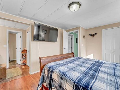 421 4 Street, Suffield, AB - Indoor Photo Showing Bedroom