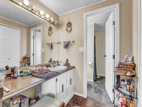 421 4 Street, Suffield, AB - Indoor Photo Showing Bathroom