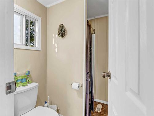 421 4 Street, Suffield, AB - Indoor Photo Showing Bathroom