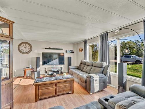 421 4 Street, Suffield, AB - Indoor Photo Showing Living Room