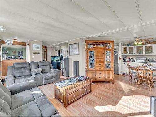 421 4 Street, Suffield, AB - Indoor Photo Showing Living Room