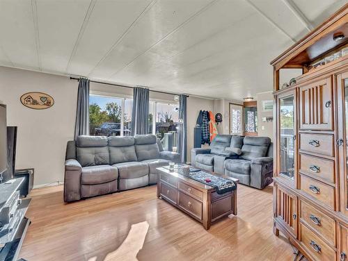 421 4 Street, Suffield, AB - Indoor Photo Showing Living Room