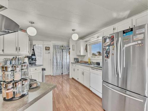 421 4 Street, Suffield, AB - Indoor Photo Showing Kitchen With Double Sink