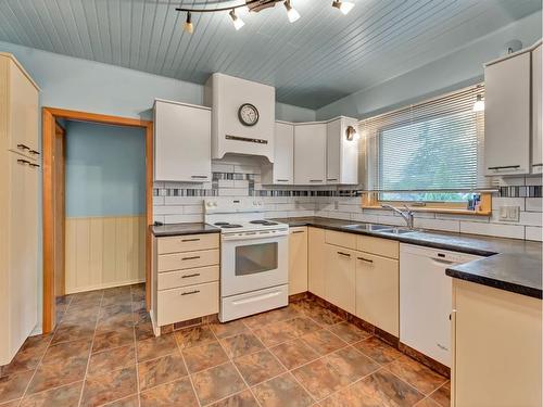 455 Connaught Drive Sw, Medicine Hat, AB - Indoor Photo Showing Kitchen With Double Sink