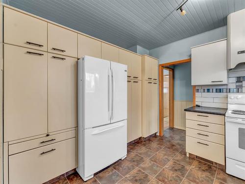 455 Connaught Drive Sw, Medicine Hat, AB - Indoor Photo Showing Kitchen