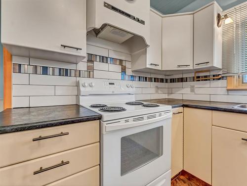 455 Connaught Drive Sw, Medicine Hat, AB - Indoor Photo Showing Kitchen