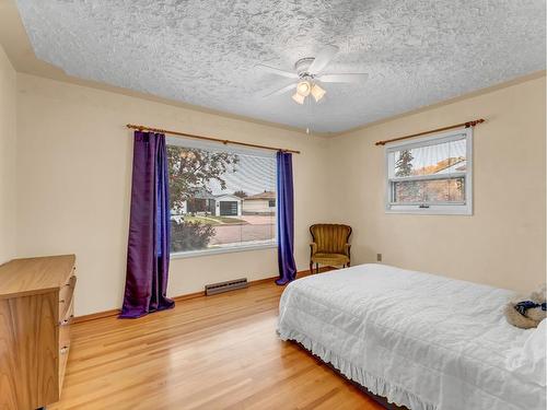 455 Connaught Drive Sw, Medicine Hat, AB - Indoor Photo Showing Bedroom