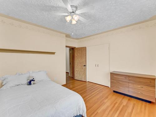 455 Connaught Drive Sw, Medicine Hat, AB - Indoor Photo Showing Bedroom