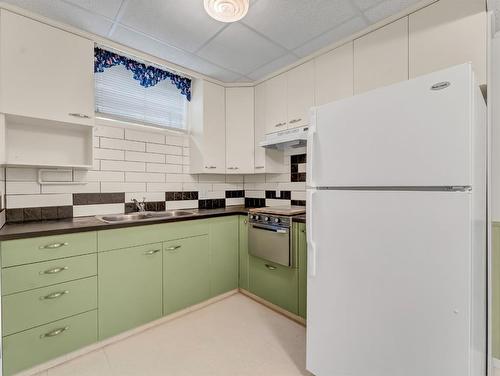 455 Connaught Drive Sw, Medicine Hat, AB - Indoor Photo Showing Kitchen With Double Sink