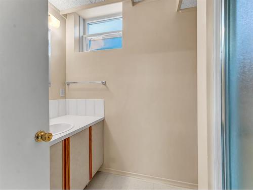 455 Connaught Drive Sw, Medicine Hat, AB - Indoor Photo Showing Bathroom