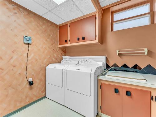 455 Connaught Drive Sw, Medicine Hat, AB - Indoor Photo Showing Laundry Room