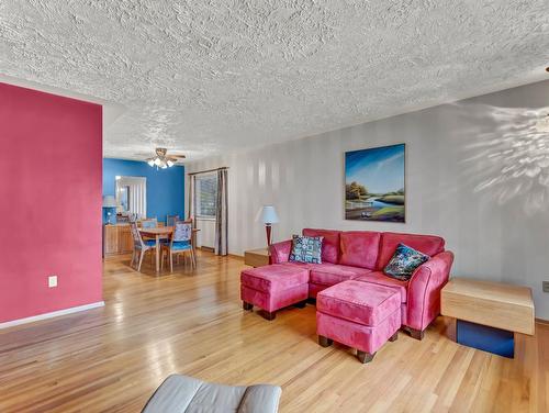 455 Connaught Drive Sw, Medicine Hat, AB - Indoor Photo Showing Living Room