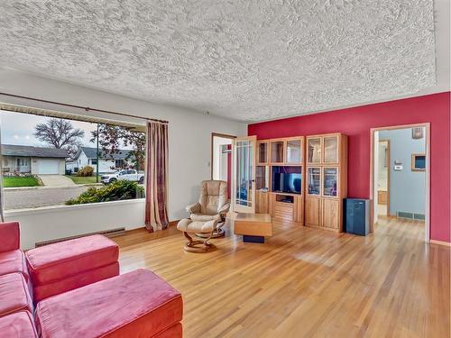 455 Connaught Drive Sw, Medicine Hat, AB - Indoor Photo Showing Living Room