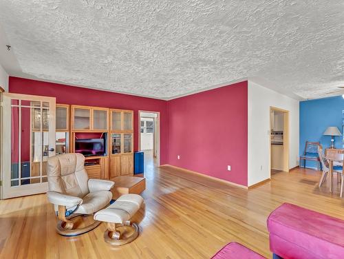 455 Connaught Drive Sw, Medicine Hat, AB - Indoor Photo Showing Living Room