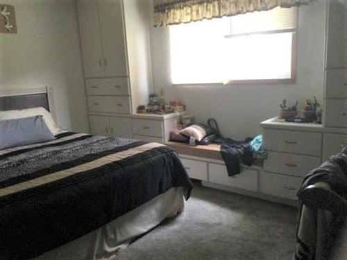 4880 Gershaw Drive Sw, Medicine Hat, AB - Indoor Photo Showing Bedroom