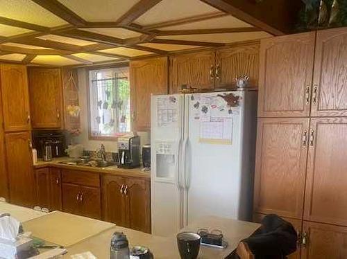 4880 Gershaw Drive Sw, Medicine Hat, AB - Indoor Photo Showing Kitchen