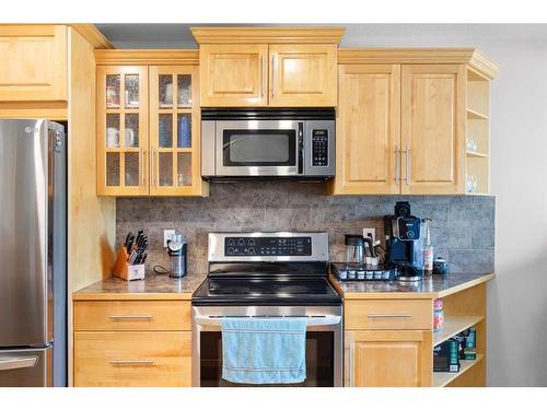 438 Vista Drive Se, Medicine Hat, AB - Indoor Photo Showing Kitchen