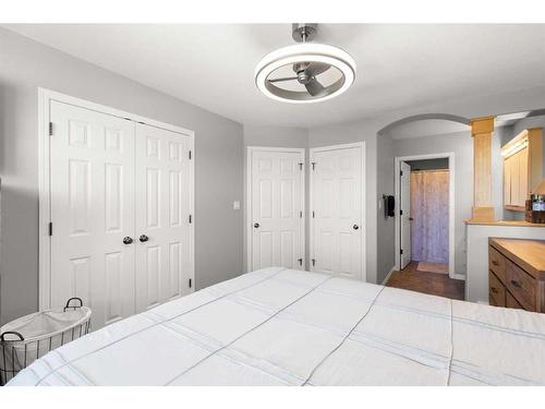 438 Vista Drive Se, Medicine Hat, AB - Indoor Photo Showing Bedroom