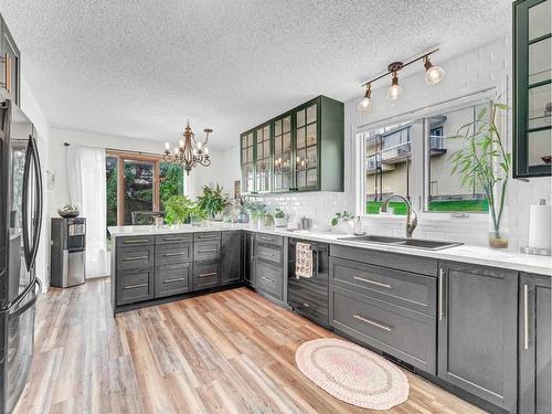 1294 Parkview Drive Ne, Medicine Hat, AB - Indoor Photo Showing Kitchen