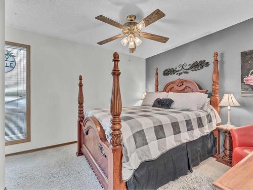 1294 Parkview Drive Ne, Medicine Hat, AB - Indoor Photo Showing Bedroom