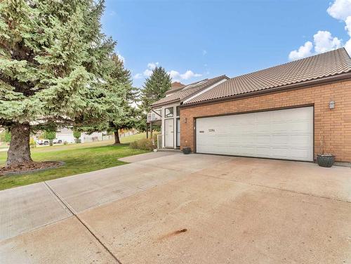 1294 Parkview Drive Ne, Medicine Hat, AB - Outdoor With Exterior