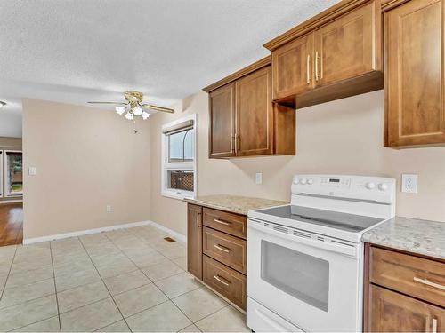 2185 Hawke Crescent Ne, Medicine Hat, AB - Indoor Photo Showing Kitchen