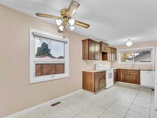 2185 Hawke Crescent Ne, Medicine Hat, AB - Indoor Photo Showing Kitchen