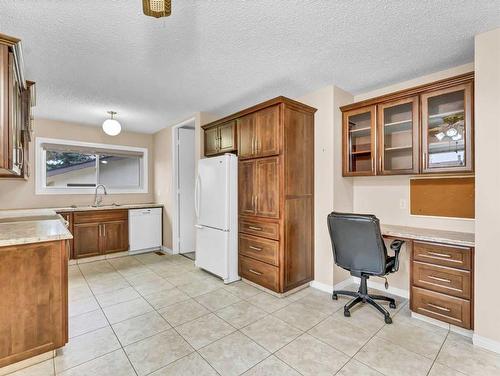 2185 Hawke Crescent Ne, Medicine Hat, AB - Indoor Photo Showing Kitchen