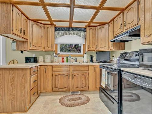 62 East Glen Street Se, Medicine Hat, AB - Indoor Photo Showing Kitchen