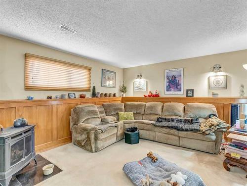 62 East Glen Street Se, Medicine Hat, AB - Indoor Photo Showing Living Room