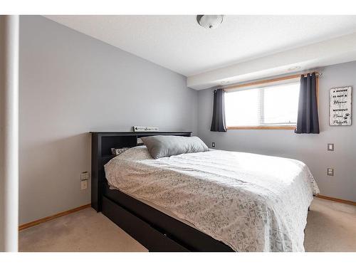 499 Vista Drive Se, Medicine Hat, AB - Indoor Photo Showing Bedroom