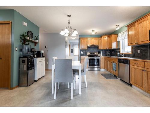 499 Vista Drive Se, Medicine Hat, AB - Indoor Photo Showing Kitchen