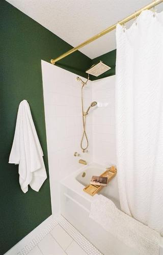 51 Kemp Avenue, Red Deer, AB - Indoor Photo Showing Bathroom