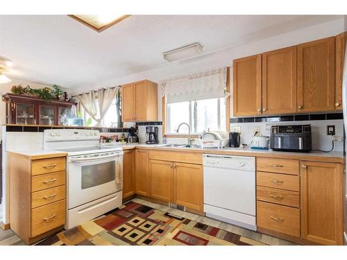 27 Craig Road Se, Medicine Hat, AB - Indoor Photo Showing Kitchen With Double Sink