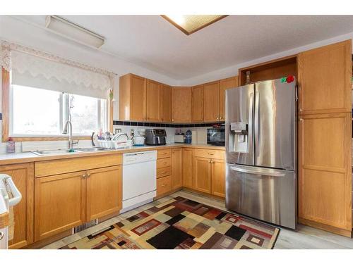 27 Craig Road Se, Medicine Hat, AB - Indoor Photo Showing Kitchen