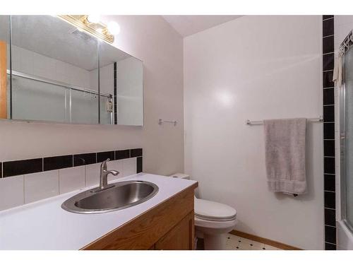 27 Craig Road Se, Medicine Hat, AB - Indoor Photo Showing Bathroom