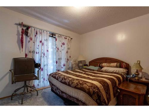 27 Craig Road Se, Medicine Hat, AB - Indoor Photo Showing Bedroom