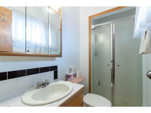 27 Craig Road Se, Medicine Hat, AB - Indoor Photo Showing Bathroom