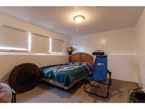 27 Craig Road Se, Medicine Hat, AB - Indoor Photo Showing Bedroom