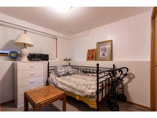 27 Craig Road Se, Medicine Hat, AB - Indoor Photo Showing Bedroom