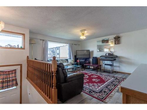 27 Craig Road Se, Medicine Hat, AB - Indoor Photo Showing Living Room