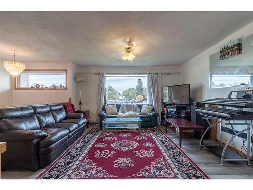 27 Craig Road Se, Medicine Hat, AB - Indoor Photo Showing Living Room