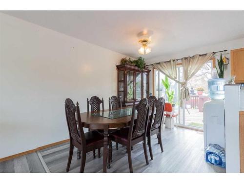 27 Craig Road Se, Medicine Hat, AB - Indoor Photo Showing Dining Room