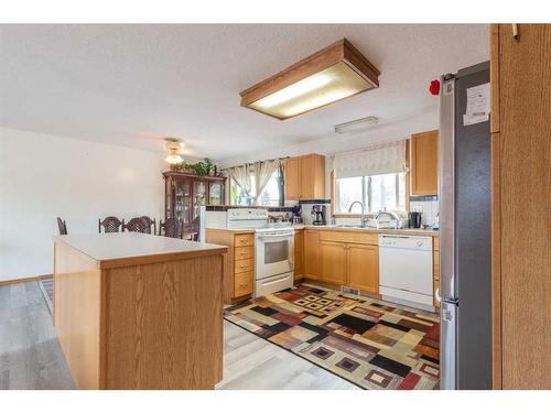 27 Craig Road Se, Medicine Hat, AB - Indoor Photo Showing Kitchen