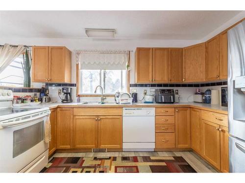 27 Craig Road Se, Medicine Hat, AB - Indoor Photo Showing Kitchen With Double Sink