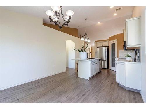 15 Sierra Lane Sw, Medicine Hat, AB - Indoor Photo Showing Kitchen