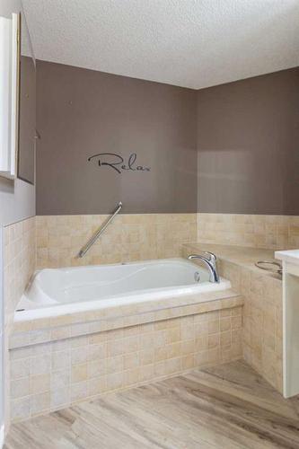 15 Sierra Lane Sw, Medicine Hat, AB - Indoor Photo Showing Bathroom