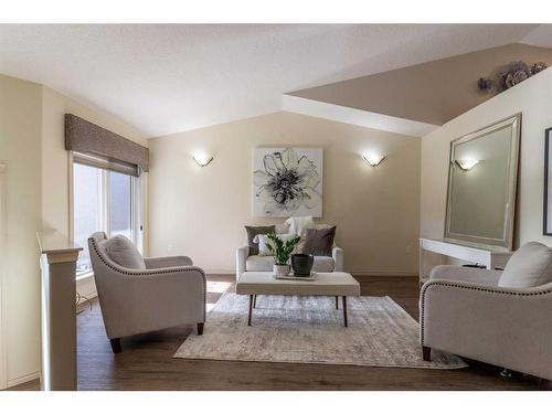 15 Sierra Lane Sw, Medicine Hat, AB - Indoor Photo Showing Living Room